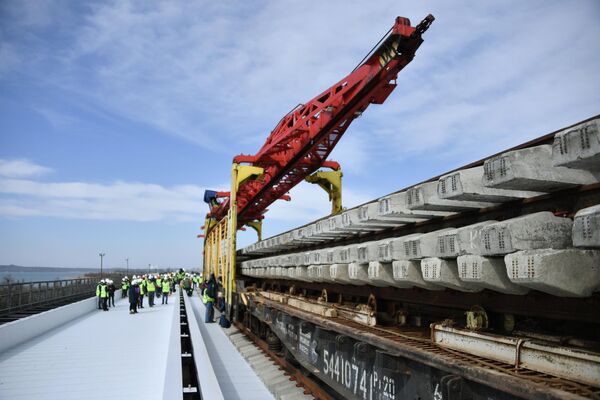 Укладка железнодорожного полотна при строительстве Крымского моста Укладка железнодорожного полотна при строительстве Крымского моста