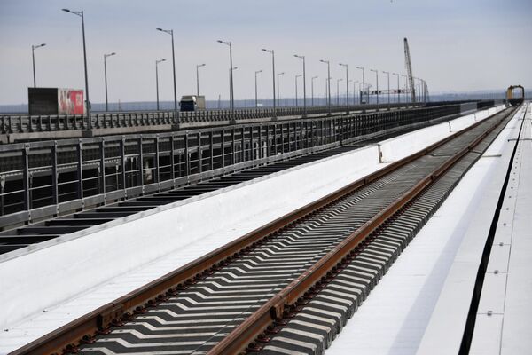 Укладка железнодорожного полотна при строительстве Крымского моста Укладка железнодорожного полотна при строительстве Крымского моста
