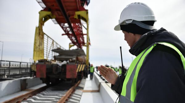 Укладка железнодорожного полотна при строительстве Крымского моста