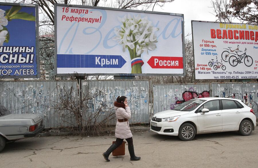 Баннеры в преддверии референдума по определению статуса Крыма в центре Симферополя Баннеры в преддверии референдума по определению статуса Крыма в центре Симферополя