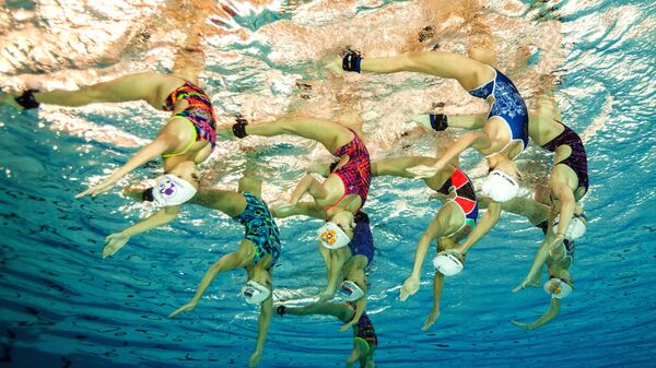 Спортсменки сборной России по синхронному плаванию  во время тренировки в центре сборных команд России Озеро круглое в Московской области