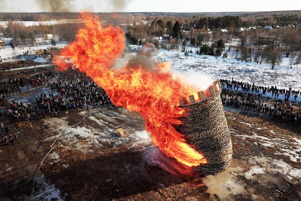 Участники празднования Широкой Масленицы во время сожжения Бастилии на территории деревни Никола-Ленивец Участники празднования Широкой Масленицы во время сожжения Бастилии на территории деревни Никола-Ленивец