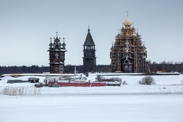 Церковь Преображения Господня, колокольня Кижского погоста и церковь Покрова Богородицы на территории государственного историко-архитектурного и этнографического музея-заповедника Кижи в Республике Карелия Церковь Преображения Господня, колокольня Кижского погоста и церковь Покрова Богородицы на территории государственного историко-архитектурного и этнографического музея-заповедника Кижи в Республике Карелия