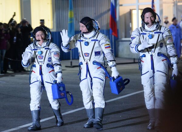Члены основного экипажа 59/60-й длительной экспедиции на МКС астронавт NASA Кристина Кох, космонавт Роскосмоса Алексей Овчинин и астронавт NASA Ник Хейг перед запуском ракеты-носителя Союз-ФГ с транспортным пилотируемым кораблем Союз МС-12 с космодрома Байконур Члены основного экипажа 59/60-й длительной экспедиции на МКС астронавт NASA Кристина Кох, космонавт Роскосмоса Алексей Овчинин и астронавт NASA Ник Хейг перед запуском ракеты-носителя Союз-ФГ с транспортным пилотируемым кораблем Союз МС-12 с космодрома Байконур