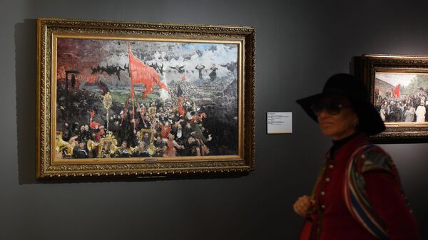 Посетительница возле картины Манифестация на выставке Ильи Репина в Третьяковской галерее на Крымском валу Посетительница возле картины Манифестация на выставке Ильи Репина в Третьяковской галерее на Крымском валу