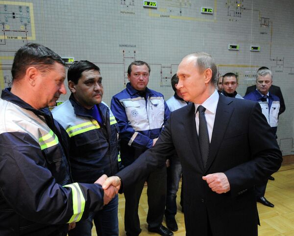 Президент России Владимир Путин во время запуска первой очереди энергомоста в Крым состоялась в ходе посещения компании Крымэнерго в Симферополе Президент России Владимир Путин во время запуска первой очереди энергомоста в Крым состоялась в ходе посещения компании Крымэнерго в Симферополе