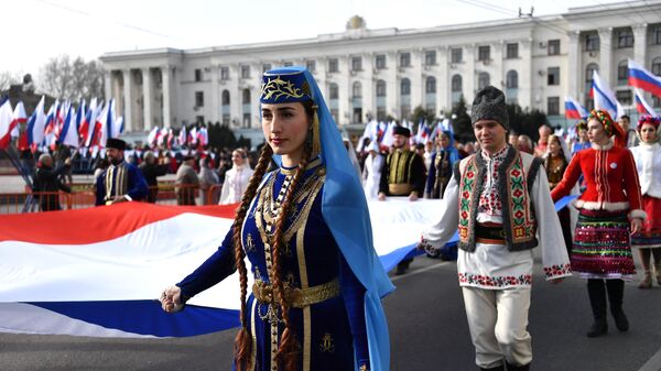 Праздничное шествие, посвященное 5-й годовщине Общекрымского референдума 2014 года и воссоединения Крыма с Россией, на одной из улиц в Симферополе
