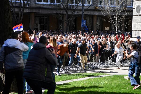 Протестующие во время демонстрации возле здания президента в Белграде. 17 марта 2019 Протестующие во время демонстрации возле здания президента в Белграде. 17 марта 2019