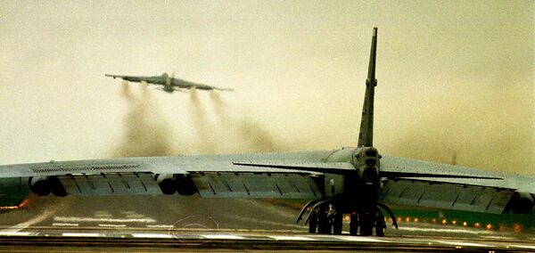 Бомбардировщик ВВС США В52 на авиабазе в Фэрфорде. 29 марта 1999 Бомбардировщик ВВС США В52 на авиабазе в Фэрфорде. 29 марта 1999