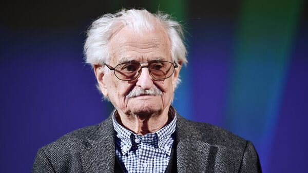 Режиссёр Марлен Хуциев на церемонии вручения национальной премии кинокритики и кинопрессы Белый слон в Центральном Доме кинематографистов в Москве Режиссёр Марлен Хуциев на церемонии вручения национальной премии кинокритики и кинопрессы Белый слон в Центральном Доме кинематографистов в Москве