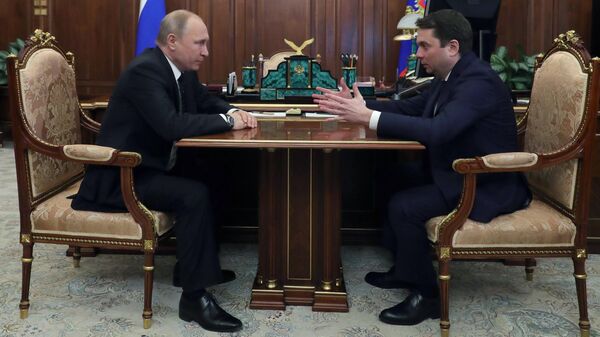 Президент РФ Владимир Путин во время рабочей встречи с Андреем Чибисом. 21 марта 2019 Президент РФ Владимир Путин во время рабочей встречи с Андреем Чибисом. 21 марта 2019