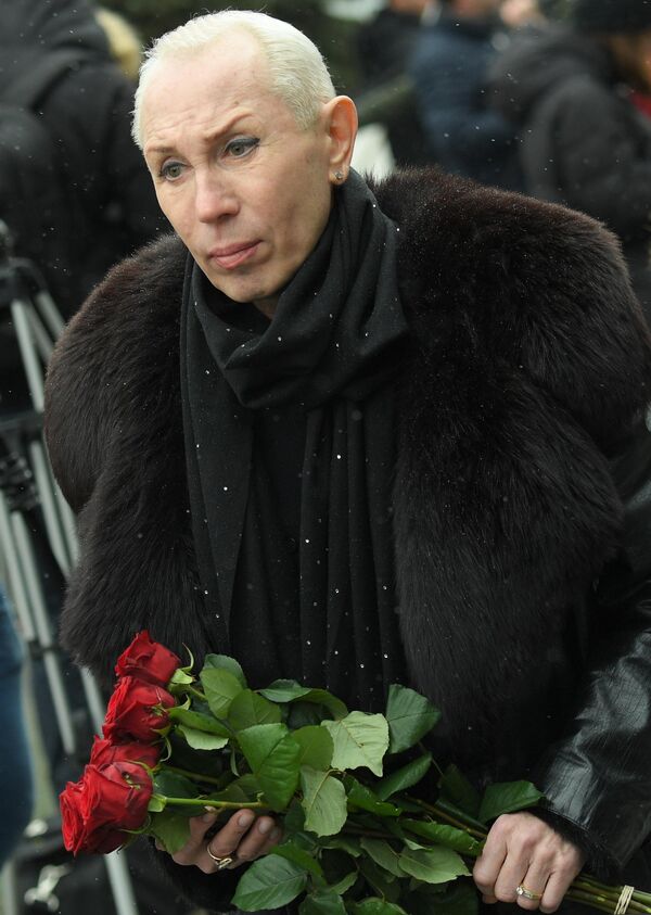 Пародист Александр Песков перед началом церемонии прощания с певицей Юлией Началовой Пародист Александр Песков перед началом церемонии прощания с певицей Юлией Началовой