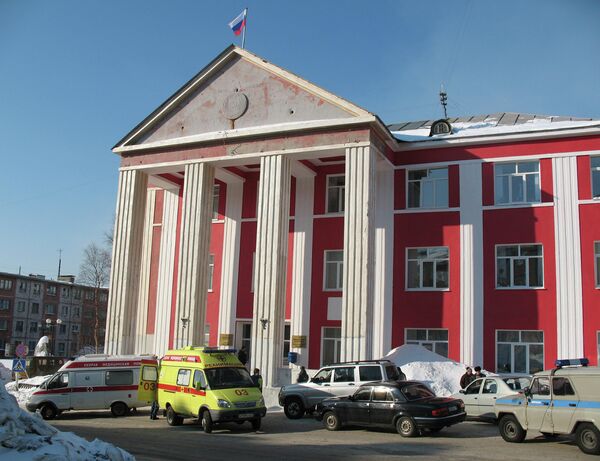 Здание администрации города Кировска Мурманской области, где в служебном кабинете были застрелены мэр города Илья Кельманзон и директор МУЭП Кировское ЖКУ Сергей Максимов Здание администрации города Кировска Мурманской области, где в служебном кабинете были застрелены мэр города Илья Кельманзон и директор МУЭП Кировское ЖКУ Сергей Максимов