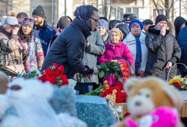 Девушка возлагает цветы к мемориалу в память о жертвах пожара в торгово-развлекательном центре Зимняя вишня в Кемерово Девушка возлагает цветы к мемориалу в память о жертвах пожара в торгово-развлекательном центре Зимняя вишня в Кемерово