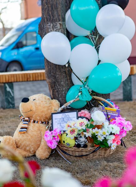 Цветы и мягкие игрушки у мемориала в память о жертвах пожара в торгово-развлекательном центре Зимняя вишня в Кемерово Цветы и мягкие игрушки у мемориала в память о жертвах пожара в торгово-развлекательном центре Зимняя вишня в Кемерово