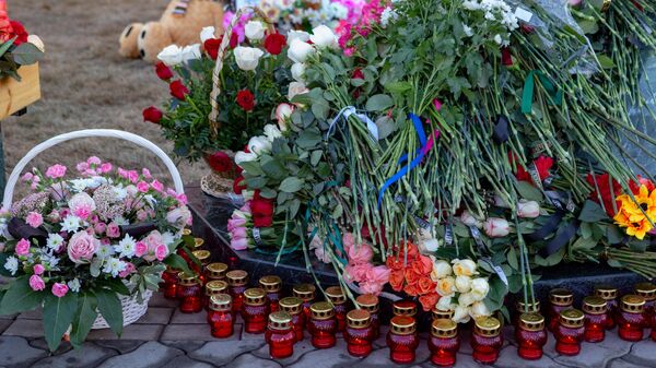 Цветы и свечи у мемориала в память о жертвах пожара в торгово-развлекательном центре Зимняя вишня в Кемерово