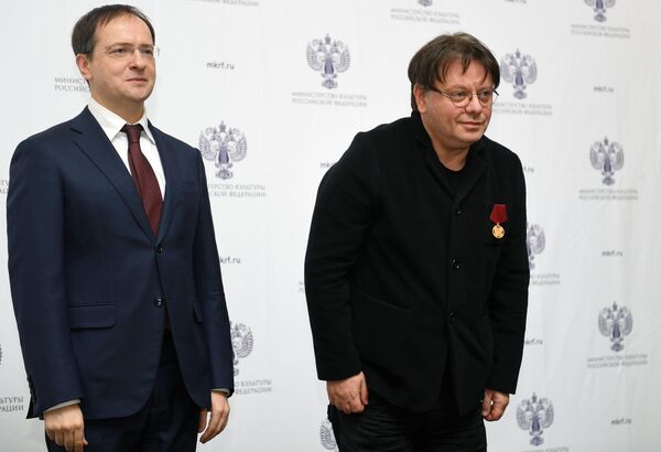 Министр культуры РФ Владимир Мединский и режиссер-постановщик Валерий Тодоровский, награжденный медалью ордена За заслуги перед Отечеством I степени Министр культуры РФ Владимир Мединский и режиссер-постановщик Валерий Тодоровский, награжденный медалью ордена За заслуги перед Отечеством I степени