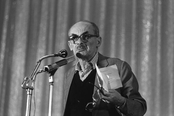 Поэт и писатель, композитор, бард Булат Шалвович Окуджава Поэт и писатель, композитор, бард Булат Шалвович Окуджава