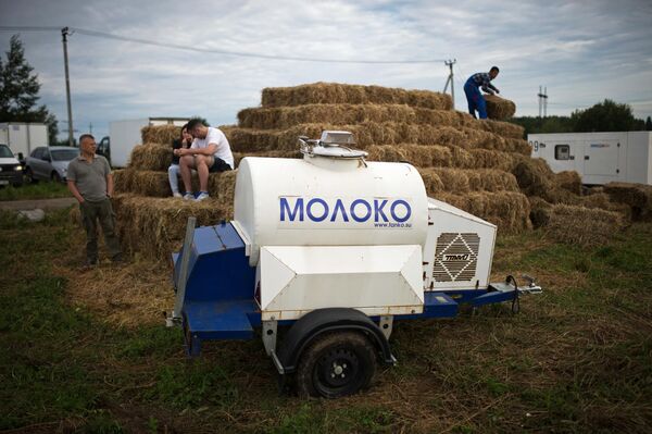 Цистерна для перевозки молока на территории сыроварни Русский пармезан в Московской области Цистерна для перевозки молока на территории сыроварни Русский пармезан в Московской области