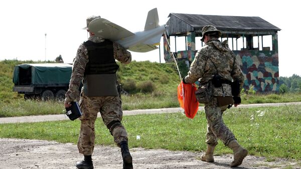 Украинские военные с беспилотным летательным аппаратом на полигоне Украинские военные с беспилотным летательным аппаратом на полигоне
