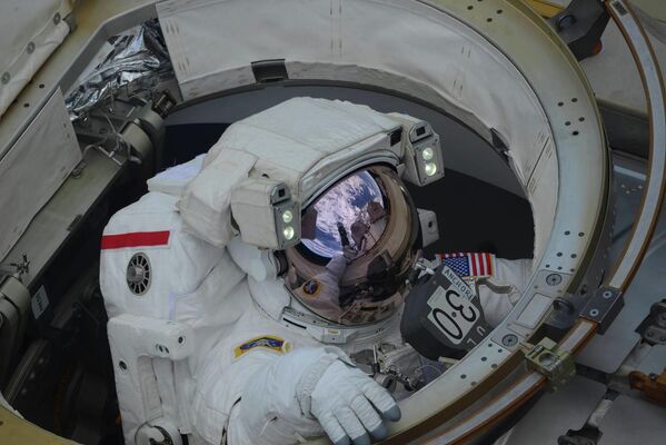 Выход в открытый космос астронавтов NASA Энн Макклейн и Ника Хейга Выход в открытый космос астронавтов NASA Энн Макклейн и Ника Хейга