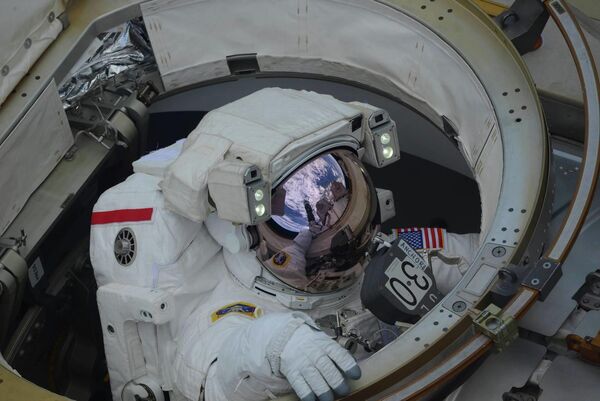 Выход в открытый космос астронавтов NASA Энн Макклейн и Ника Хейга Выход в открытый космос астронавтов NASA Энн Макклейн и Ника Хейга