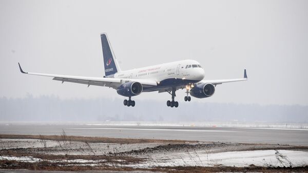 Самолет Ту-204-300 Сергей Королев совершает посадку на аэродроме Чкаловский в Московской области Самолет Ту-204-300 Сергей Королев совершает посадку на аэродроме Чкаловский в Московской области