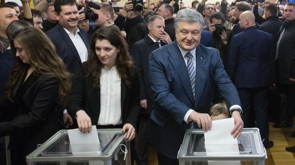 Действующий президент Украины Петр Порошенко с дочерьми на избирательном участке в Киеве во время голосования на президентских выборах