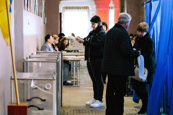 Жители Харькова на одном из избирательных участков города во время голосования на президентских выборах на Украине Жители Харькова на одном из избирательных участков города во время голосования на президентских выборах на Украине
