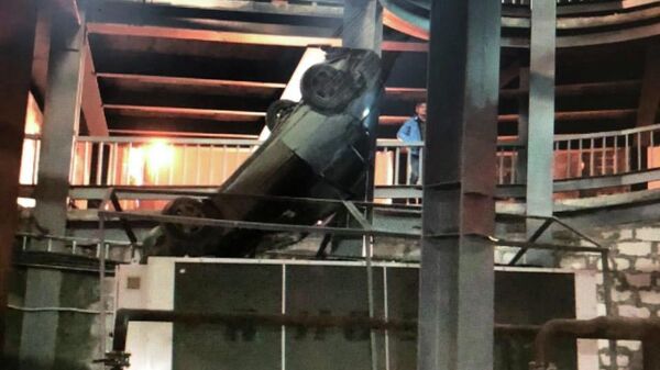 Железнодорожном районе Самары автомобиль с людьми упал с 4 этажа парковки ТЦ Гудок. 31 марта 2019 Железнодорожном районе Самары автомобиль с людьми упал с 4 этажа парковки ТЦ Гудок. 31 марта 2019