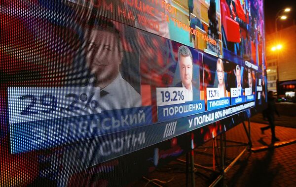 Табло у здания ЦИК Украины с предварительными данными по голосованию жителей на выборах президента