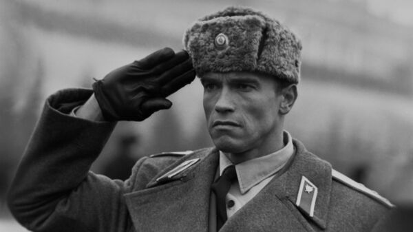 Американский актер Арнольд Шварценеггер во время съемок фильма Красная жара Американский актер Арнольд Шварценеггер во время съемок фильма Красная жара