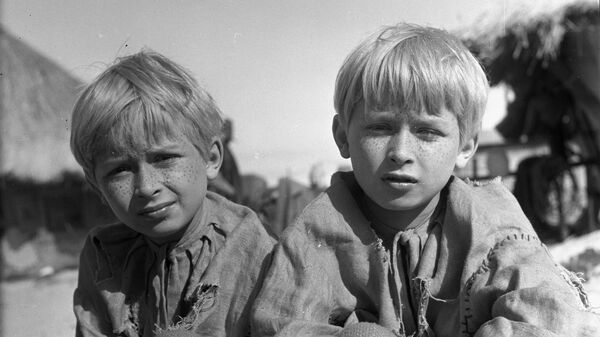 12-летние братья-близнецы Лех Качинский и Ярослав Качинский на съемочной площадке фильма О тех, кто украл Луну 12-летние братья-близнецы Лех Качинский и Ярослав Качинский на съемочной площадке фильма О тех, кто украл Луну