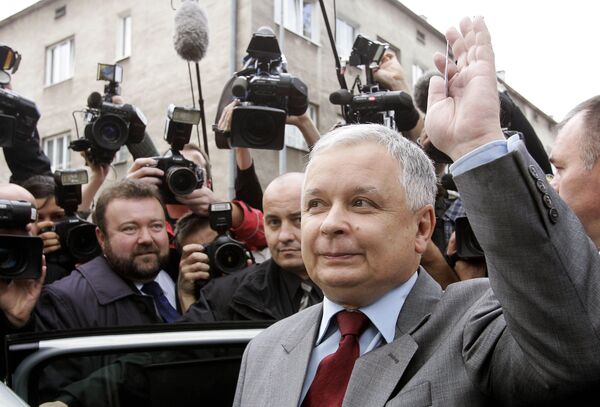 Кандидат в президенты Польши от партии Право и справедливость Лех Качинский во время последнего тура президентских выборов в Варшаве. 23 октября 2005 года Кандидат в президенты Польши от партии Право и справедливость Лех Качинский во время последнего тура президентских выборов в Варшаве. 23 октября 2005 года