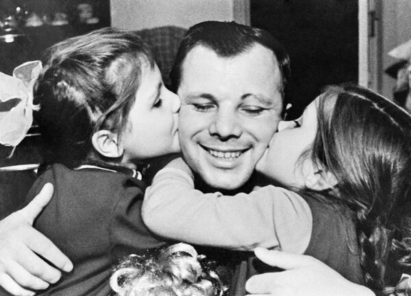 Юрий Гагарин с дочерьми Леной и Галей Юрий Гагарин с дочерьми Леной и Галей