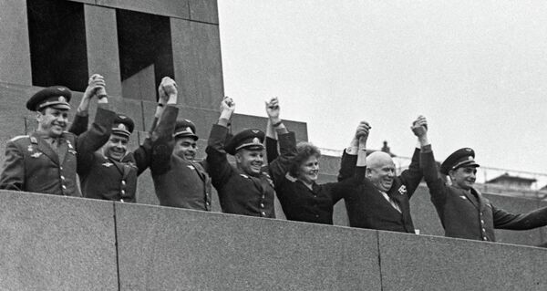 Павел Попович, Герман Титов, Андриян Николаев, Юрий Гагарин, Валентина Терешкова, Никита Хрущев и Валерий Быковский на трибуне Мавзолея во время митинга, посвященного завершению космического полета на кораблях Восток-5 и Восток-6 Павел Попович, Герман Титов, Андриян Николаев, Юрий Гагарин, Валентина Терешкова, Никита Хрущев и Валерий Быковский на трибуне Мавзолея во время митинга, посвященного завершению космического полета на кораблях Восток-5 и Восток-6