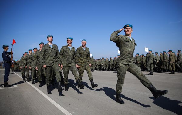 Военнослужащие во время открытия международного конкурса полевой выучки среди воинских подразделений ВДВ Десантный взвод Военнослужащие во время открытия международного конкурса полевой выучки среди воинских подразделений ВДВ Десантный взвод