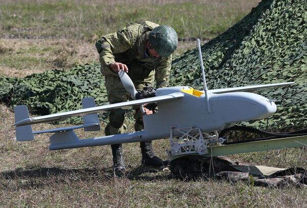 Военнослужащий у модели самолета во время открытия международного конкурса полевой выучки среди воинских подразделений ВДВ Десантный взвод Военнослужащий у модели самолета во время открытия международного конкурса полевой выучки среди воинских подразделений ВДВ Десантный взвод