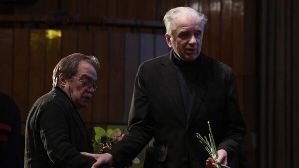 Режиссер Александр Адабашьян и актер Евгений Стеблов на церемонии прощания с режиссером Георгием Данелией Режиссер Александр Адабашьян и актер Евгений Стеблов на церемонии прощания с режиссером Георгием Данелией