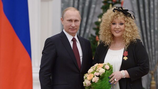 Президент России Владимир Путин награждает орденом За заслуги перед Отечеством IV степени певицу Аллу Пугачеву на церемонии вручения государственных наград выдающимся россиянам в Кремле Президент России Владимир Путин награждает орденом За заслуги перед Отечеством IV степени певицу Аллу Пугачеву на церемонии вручения государственных наград выдающимся россиянам в Кремле