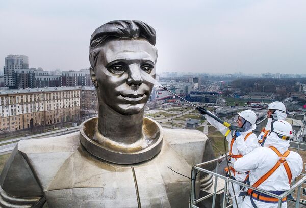 Работники коммунальных служб моют памятник космонавту Юрию Гагарину на Ленинском проспекте в Москве Работники коммунальных служб моют памятник космонавту Юрию Гагарину на Ленинском проспекте в Москве