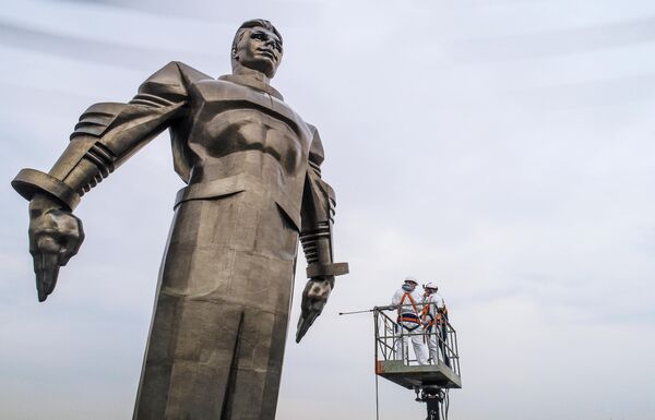 Работники коммунальных служб моют памятник космонавту Юрию Гагарину на Ленинском проспекте в Москве Работники коммунальных служб моют памятник космонавту Юрию Гагарину на Ленинском проспекте в Москве