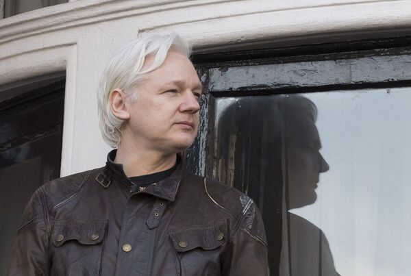 Сооснователь WikiLeaks Джулиан Ассанж на балконе здания посольства Эквадора в Лондоне Сооснователь WikiLeaks Джулиан Ассанж на балконе здания посольства Эквадора в Лондоне