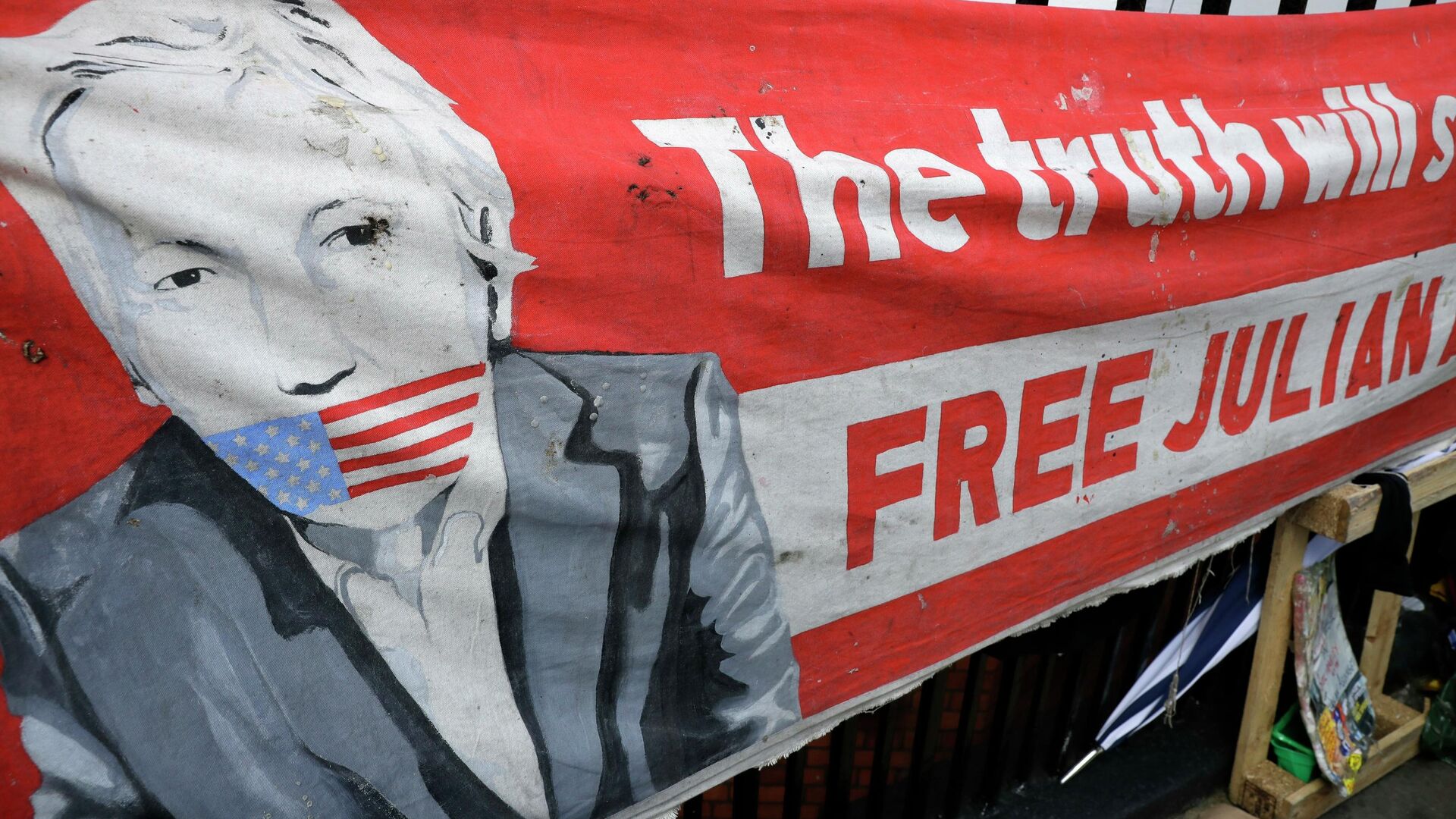 Баннер с изображением основателя WikiLeaks Джулиана Ассанжа у здания посольства Эквадора в Лондоне, Великобритания. 11 апреля 2019 Баннер с изображением основателя WikiLeaks Джулиана Ассанжа у здания посольства Эквадора в Лондоне, Великобритания. 11 апреля 2019 - РИА Новости, 1920, 04.01.2021