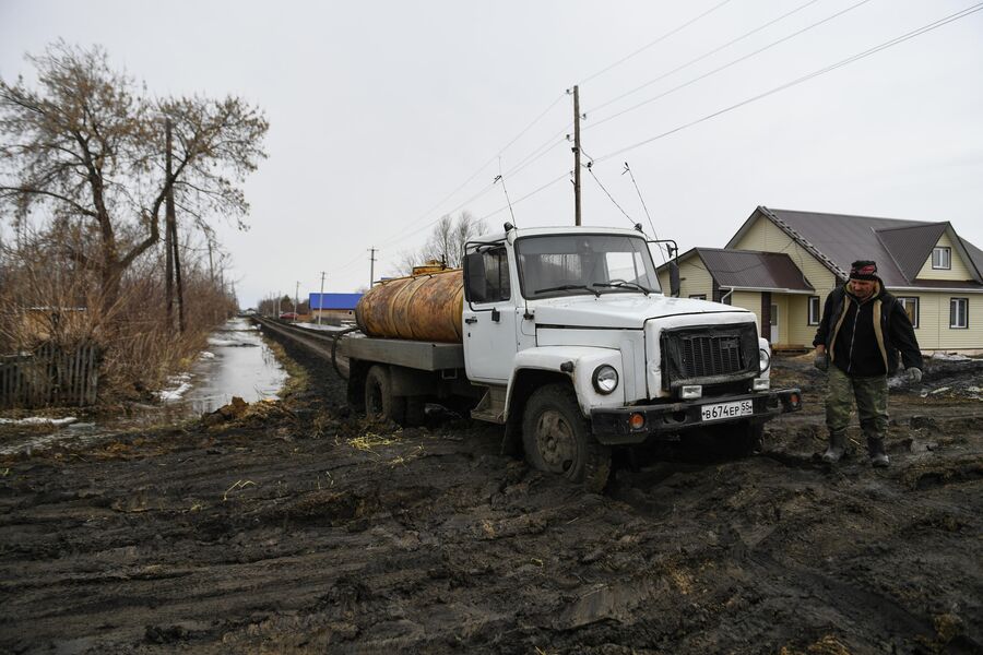 Застрявший водовоз в деревне Аполлоновка