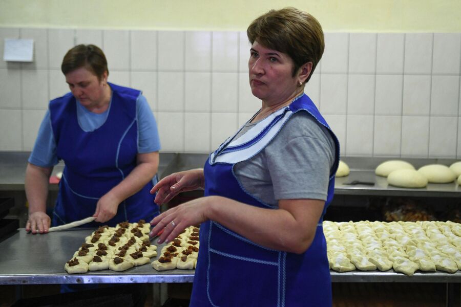 Работники пекарни в деревне Аполлоновка