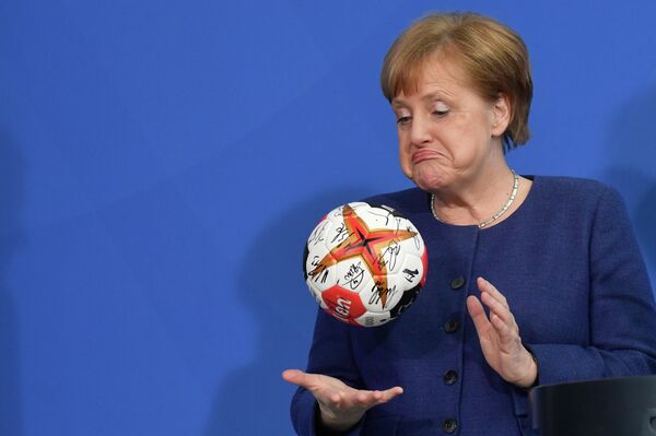 Канцлер Германии Ангела Меркель с мячом для гандбола Канцлер Германии Ангела Меркель с мячом для гандбола