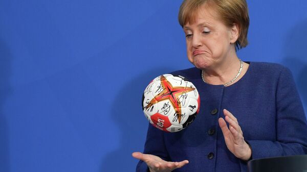 Канцлер Германии Ангела Меркель с мячом для гандбола Канцлер Германии Ангела Меркель с мячом для гандбола