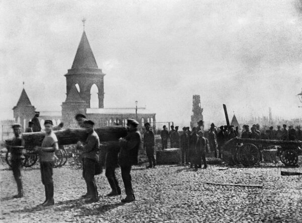 В. И. Ленин в Кремле на первом Всероссийском коммунистическом субботнике. 1 мая 1920 г. В. И. Ленин в Кремле на первом Всероссийском коммунистическом субботнике. 1 мая 1920 г.