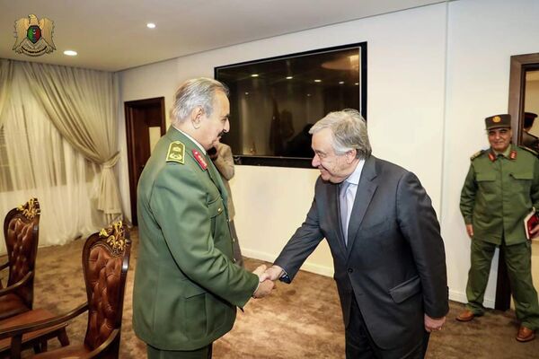 Генеральный секретарь ООН Антониу Гутерриш пожимает руку ливийскому военачальнику Халифе Хафтару в Бенгази, Ливия. 5 апреля 2019 года Генеральный секретарь ООН Антониу Гутерриш пожимает руку ливийскому военачальнику Халифе Хафтару в Бенгази, Ливия. 5 апреля 2019 года